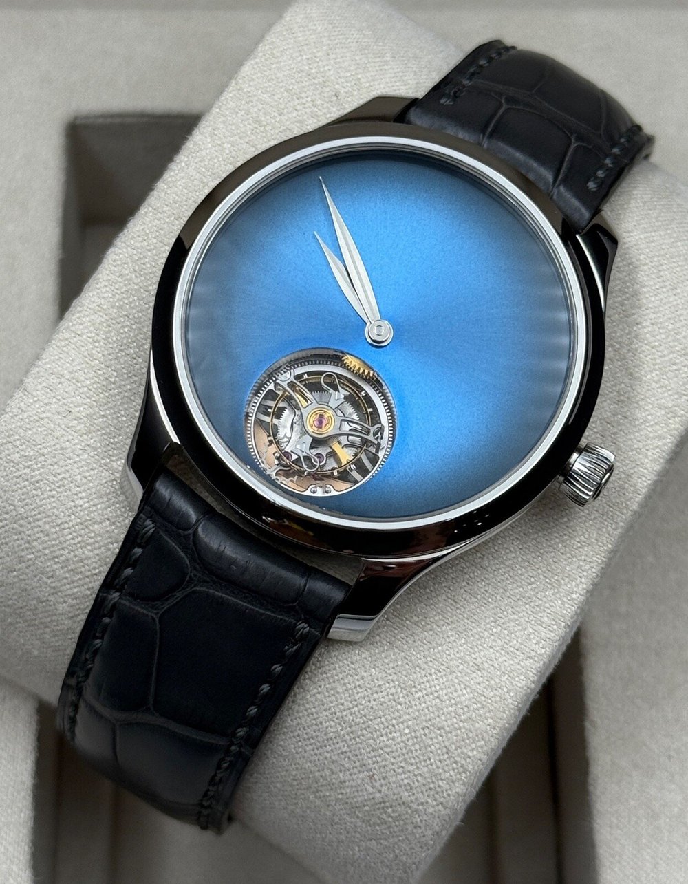 H. Moser & Cie. Endeavour Tourbillon Concept Funky Blue