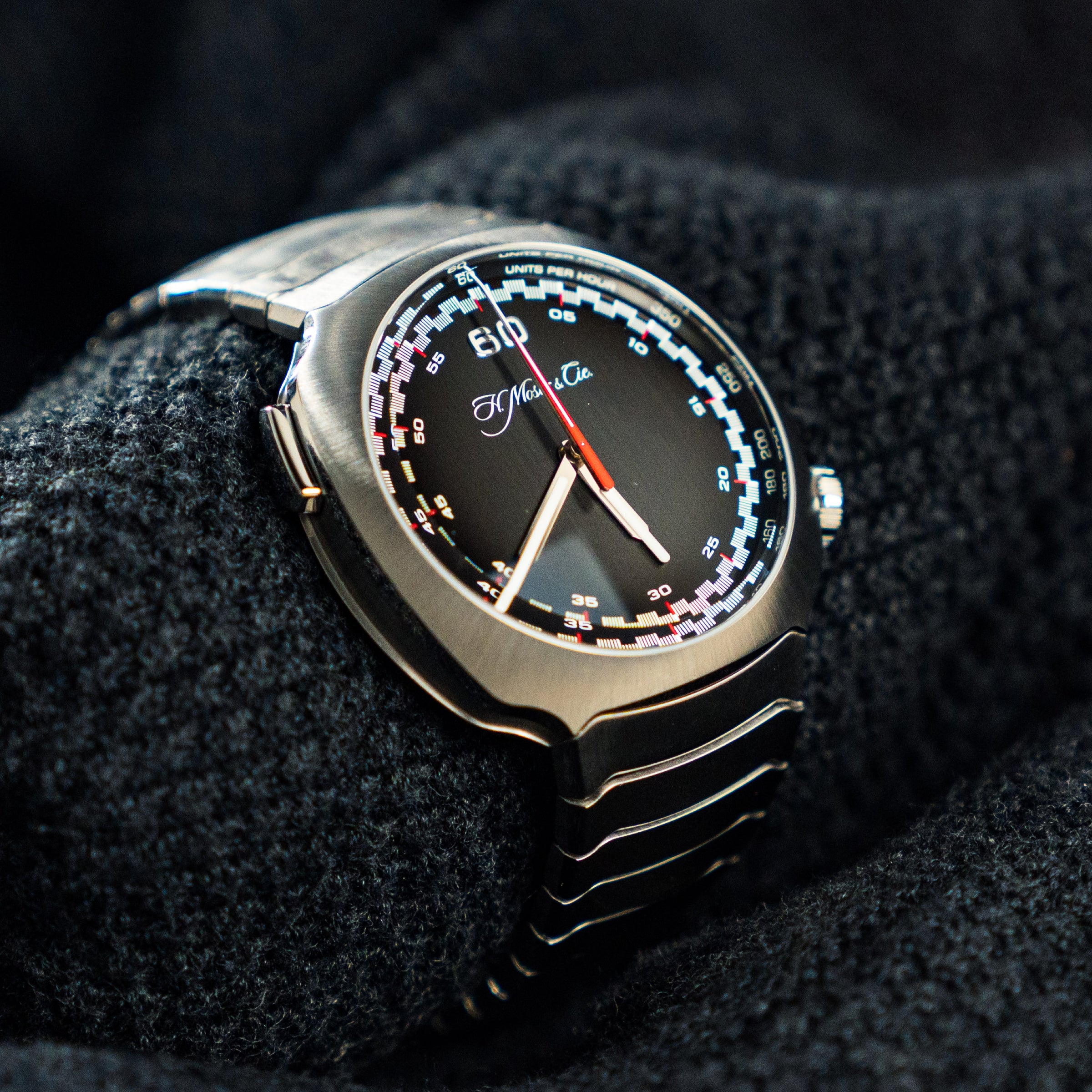 H. MOSER & CIE. STREAMLINER FLYBACK CHRONOGRAPH – 42.3MM ANTHRACITE DIAL STEEL – REF. 6902-1200