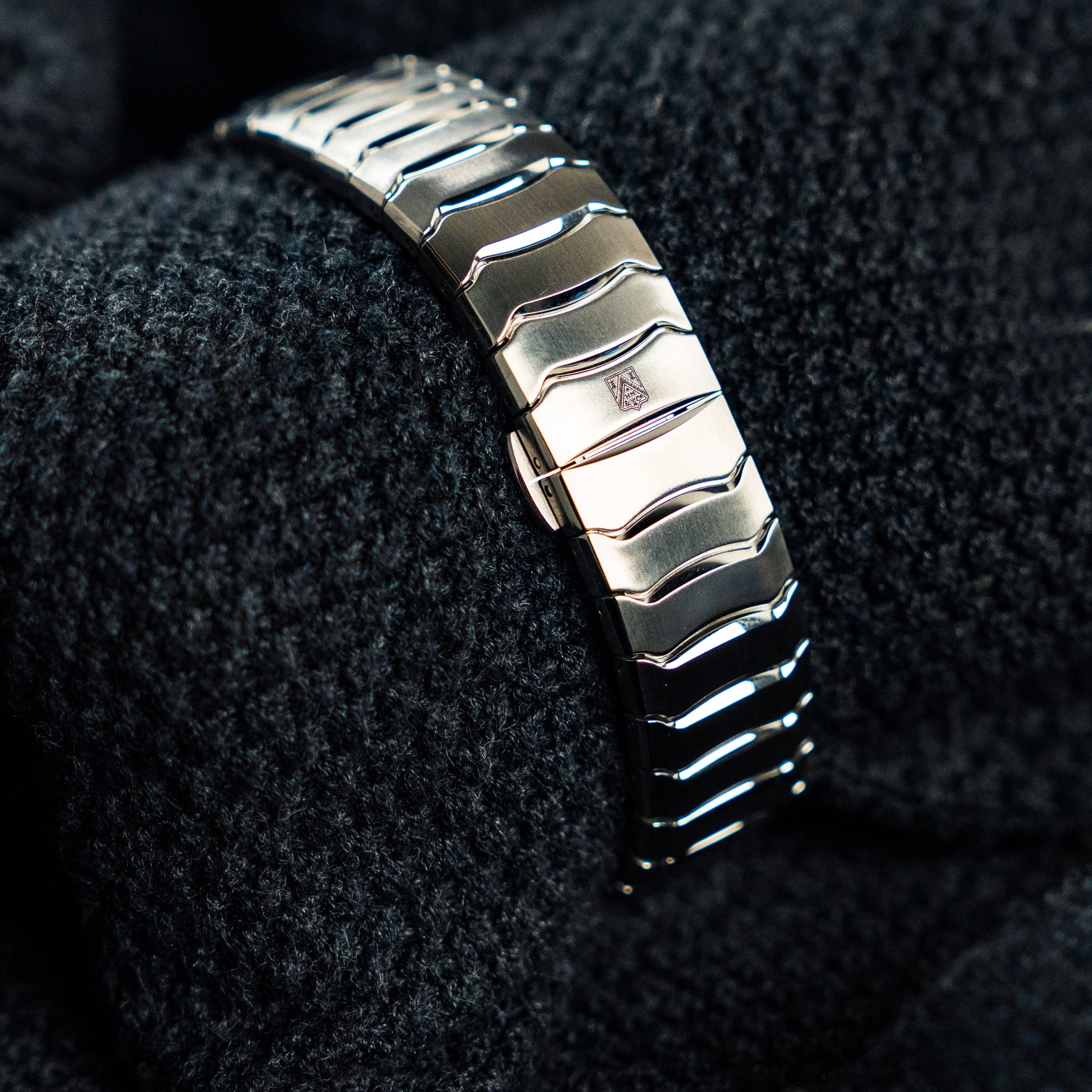 H. MOSER & CIE. STREAMLINER FLYBACK CHRONOGRAPH – 42.3MM ANTHRACITE DIAL STEEL – REF. 6902-1200