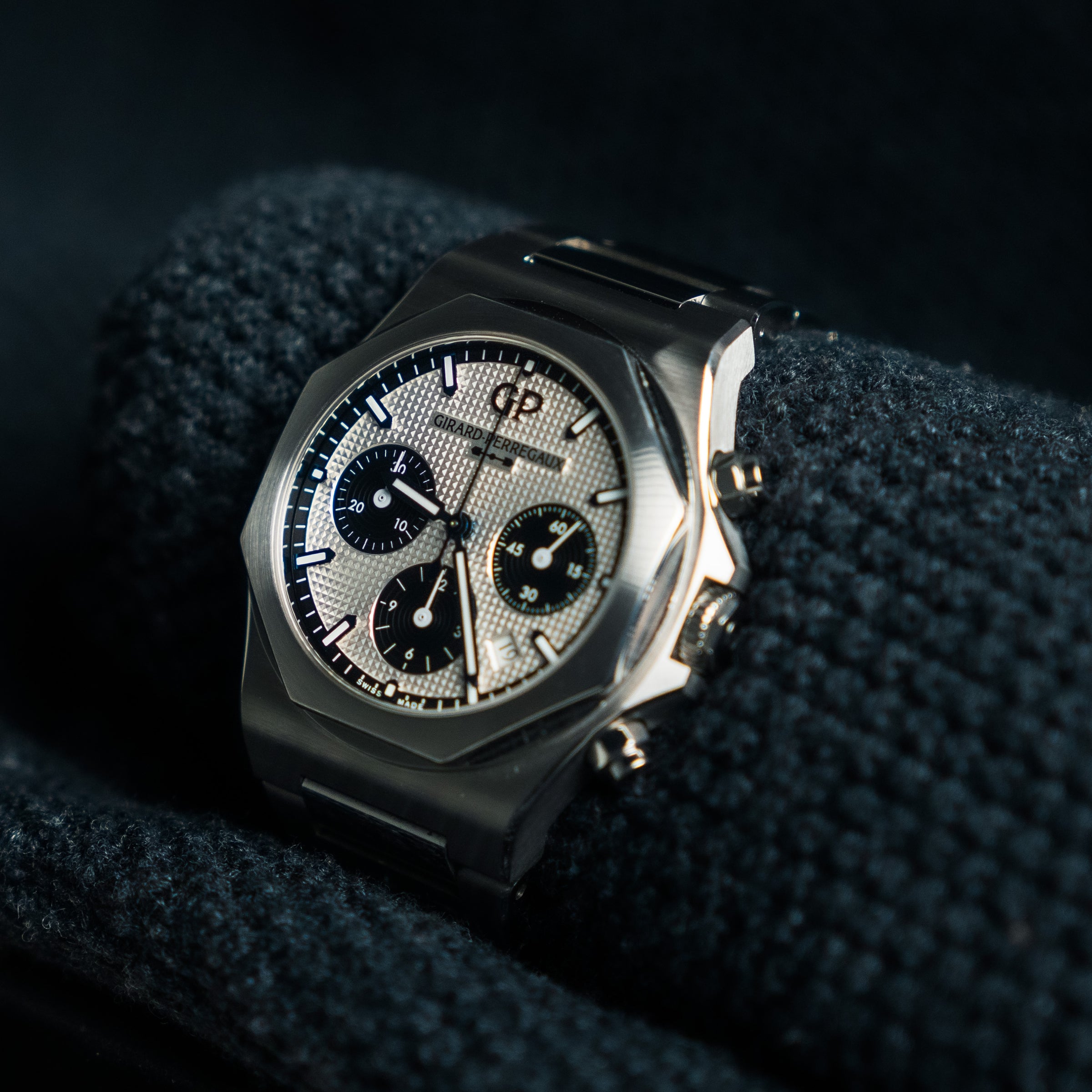 Girard-Perregaux Laureato Chronograph – 42mm White Dial – Ref. 81020-11-131-11A