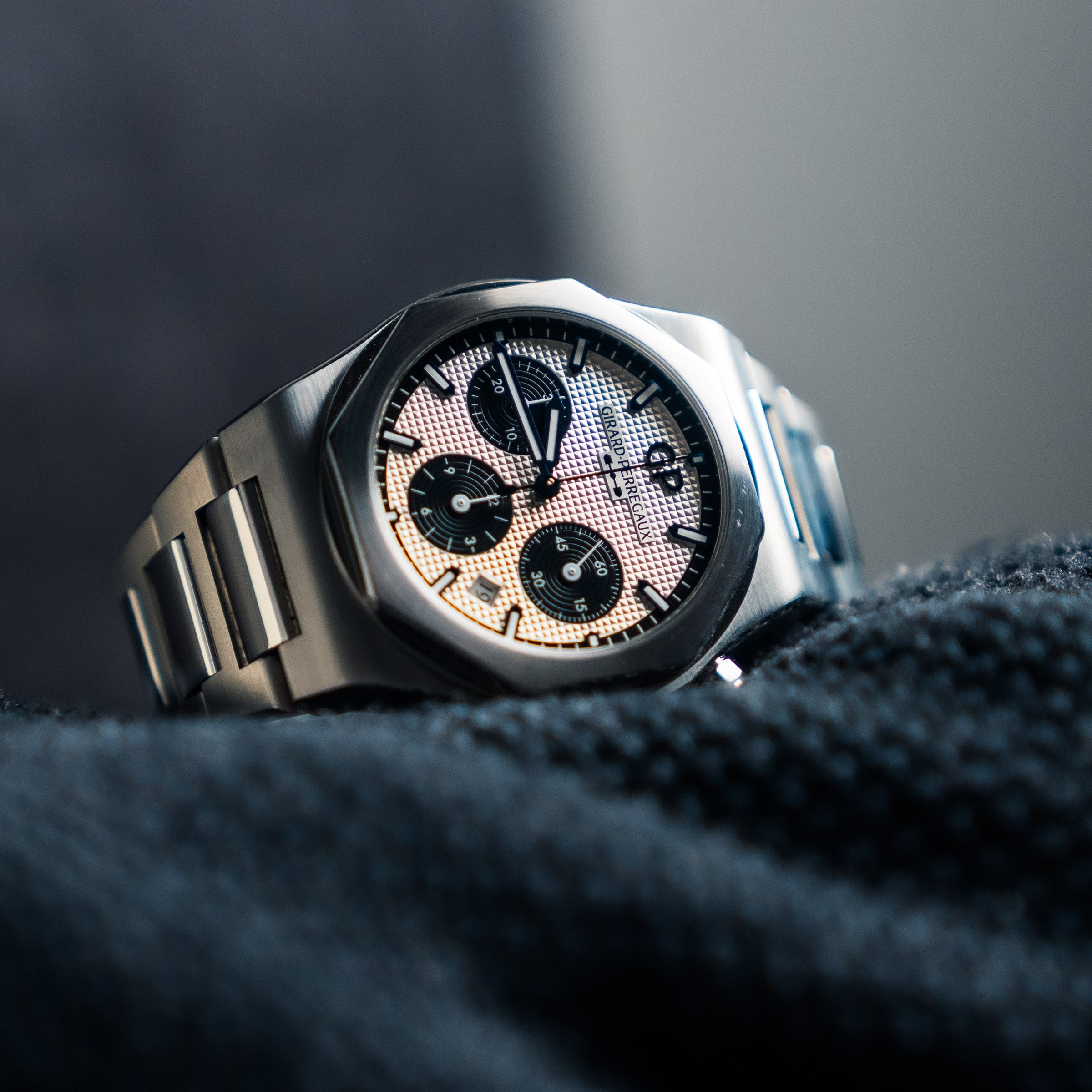 Girard-Perregaux Laureato Chronograph – 42mm White Dial – Ref. 81020-11-131-11A