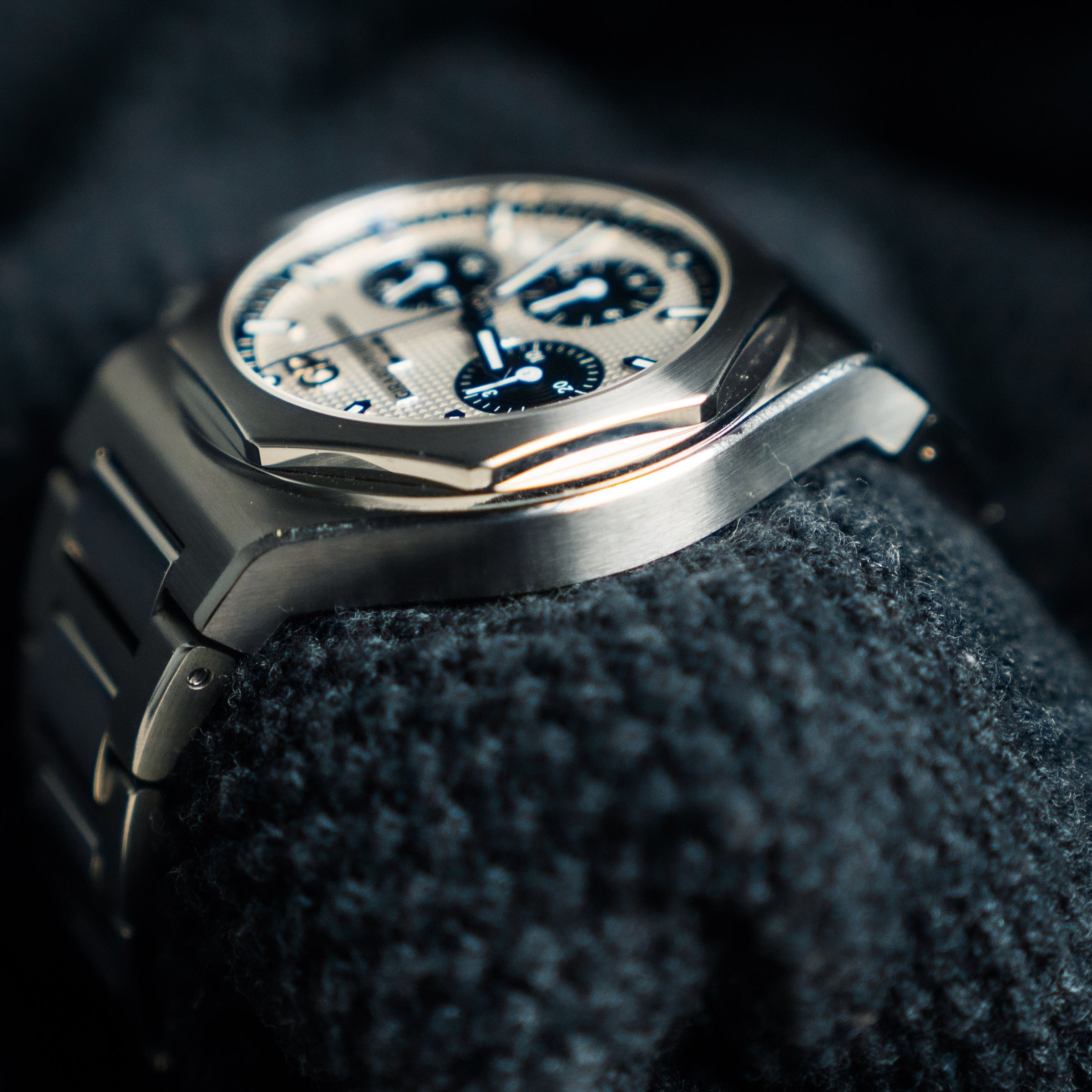 Girard-Perregaux Laureato Chronograph – 42mm White Dial – Ref. 81020-11-131-11A
