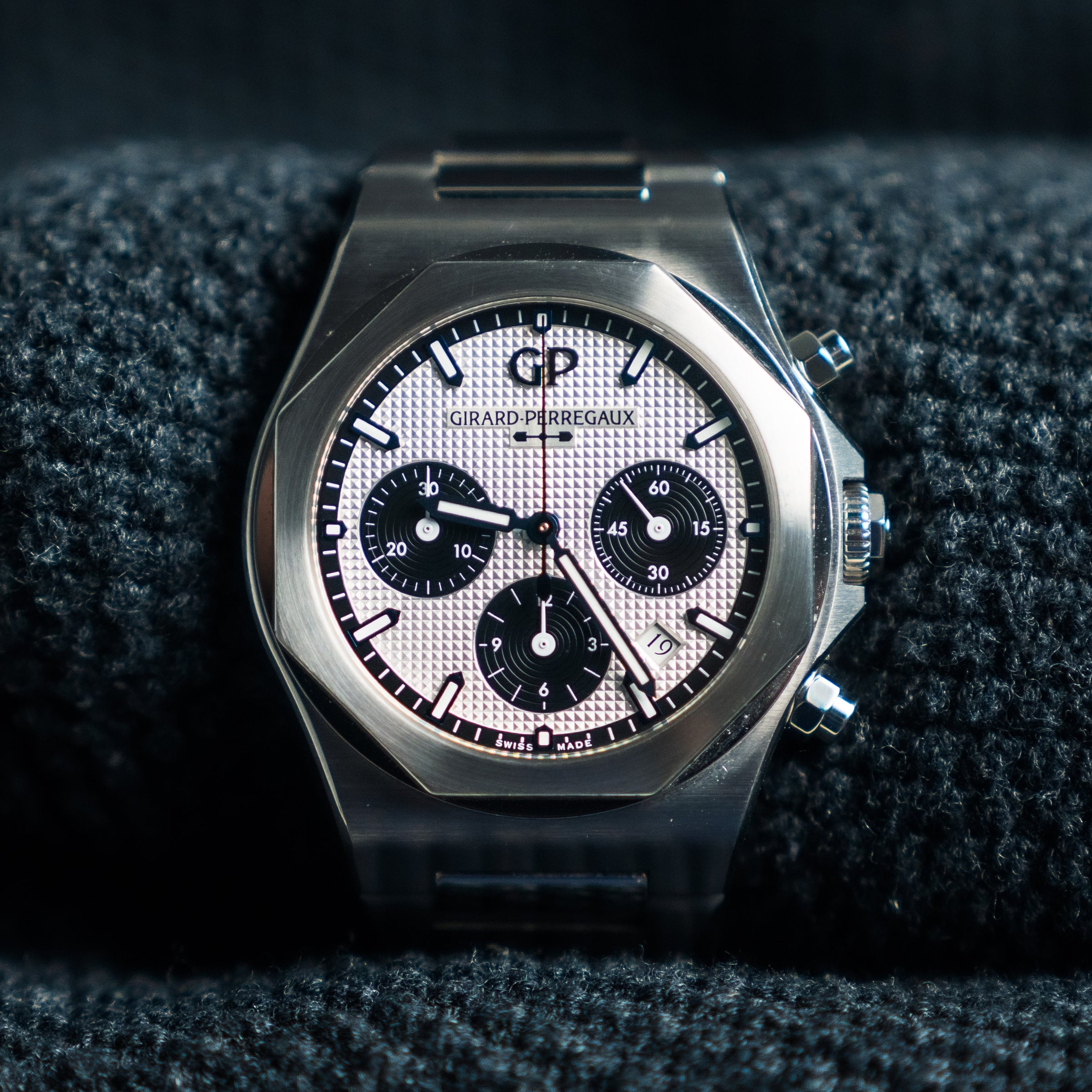 Girard-Perregaux Laureato Chronograph – 42mm White Dial – Ref. 81020-11-131-11A