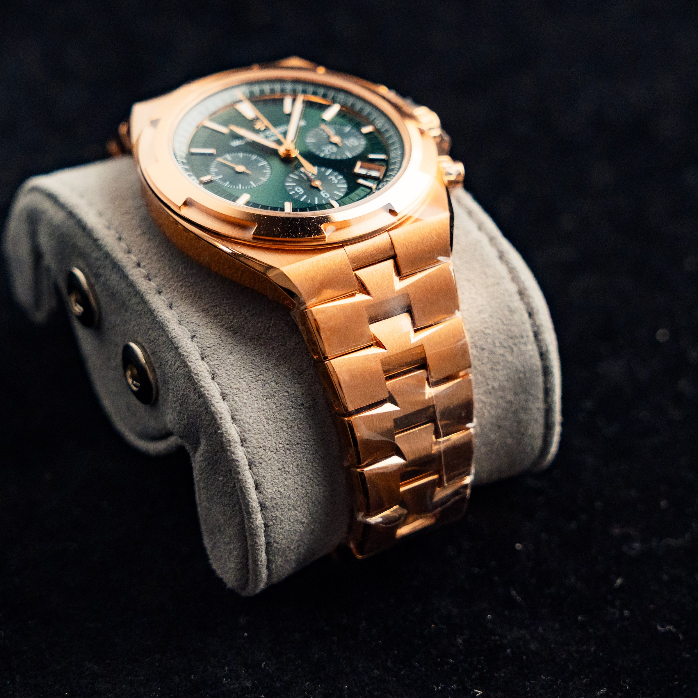 Vacheron Constantin Overseas Chronograph – 42.5mm Green Dial Rose Gold – Ref. 5520V/210R-B966