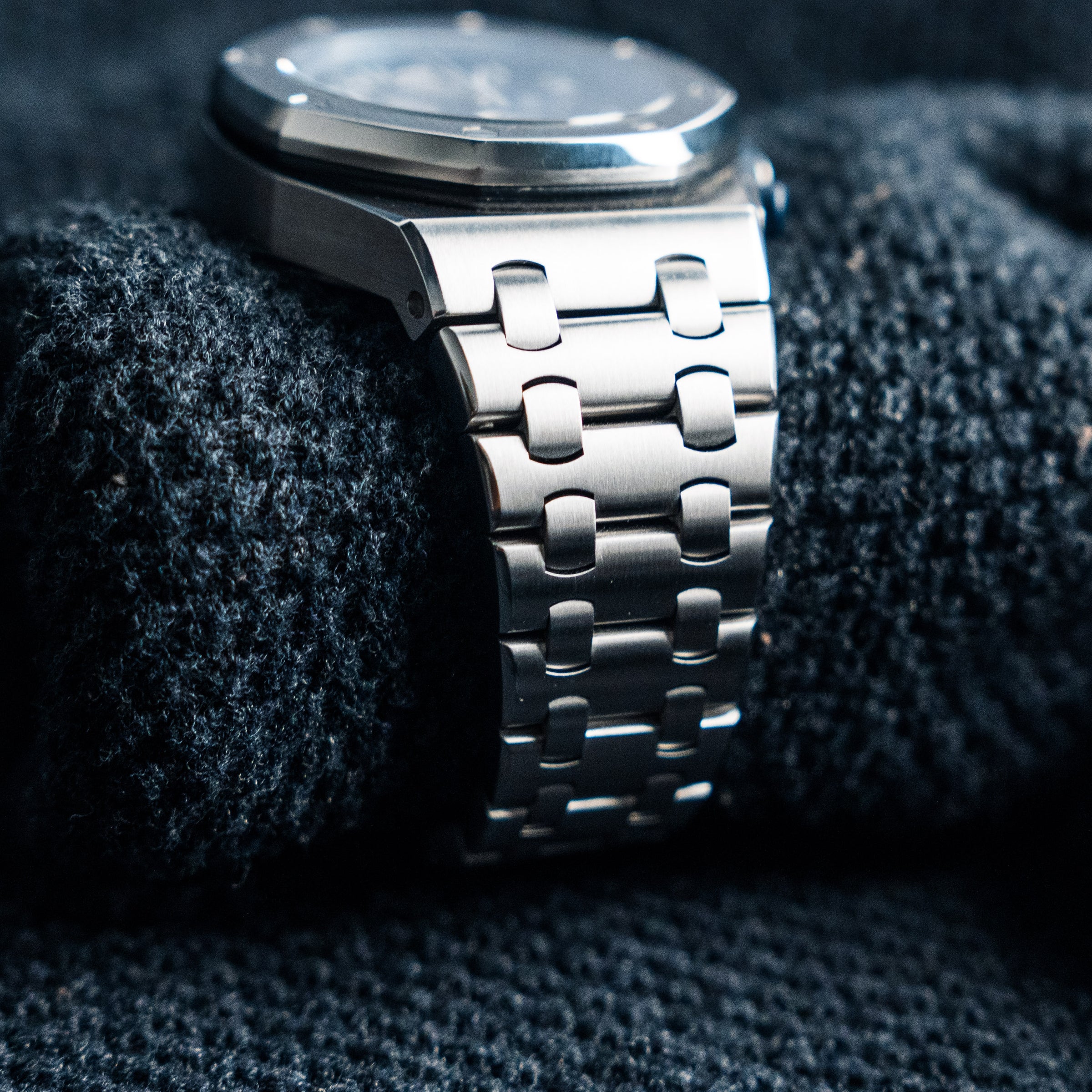 Audemars Piguet Royal Oak Offshore Chronograph – 42mm Blue Dial Stainless Steel – Ref. 25721ST.OO.1000ST.09